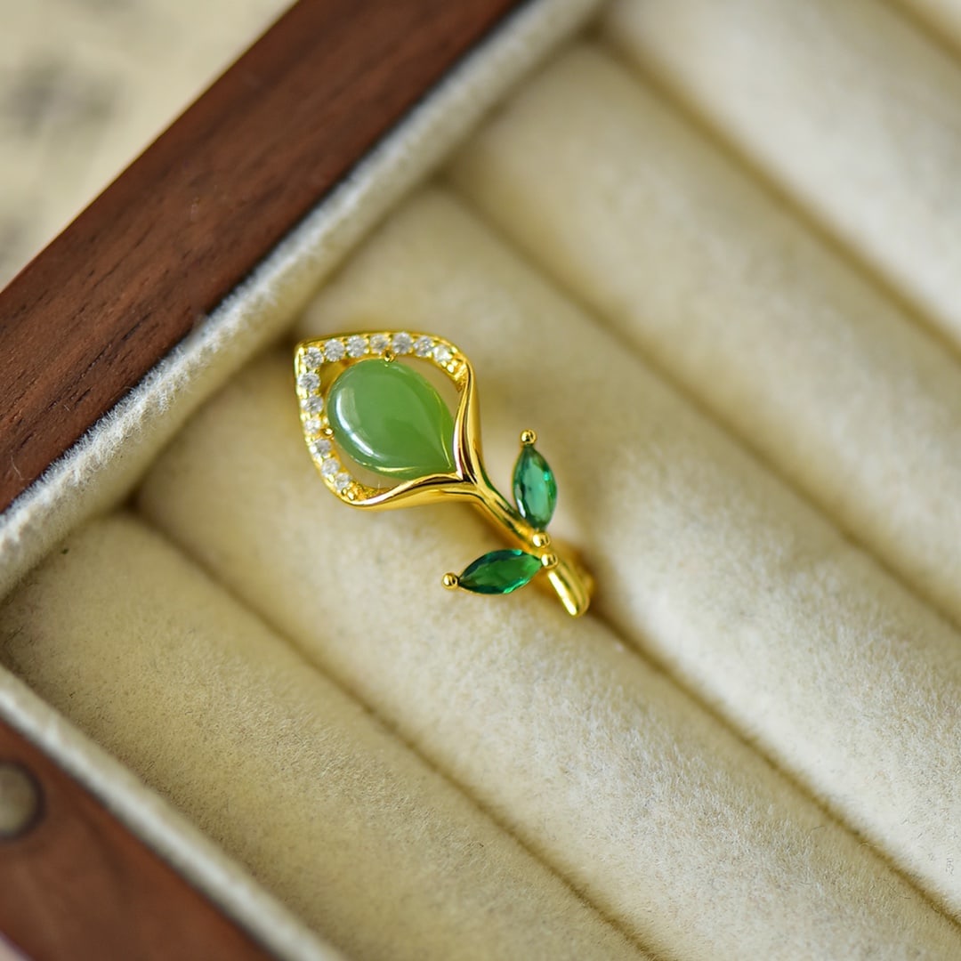 An Exquisite Sterling Silver-Gold Plated Inlaid Jasper Brooch,Inlaid Diamond: An Exquisite Sterling Silver-Gold Plated Inlaid Jasper Brooch,Inlaid Diamond,Size:6mmx9mm 纯银镀金镶碧玉胸针,嵌钻石