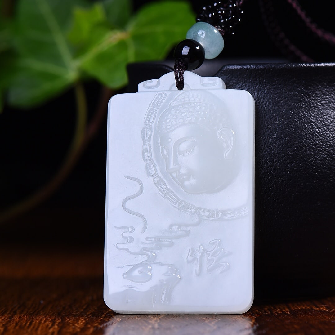 An Exquisite White Jade Sakyamuni Pattern Pendant: An Exquisite White Jade Sakyamuni Pattern Pendant,Size:30mmx50mm (寓意)吉祥 大慈大悲 普度众生 白玉如来&#
