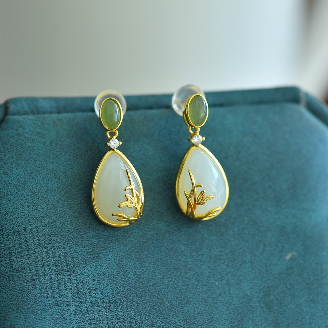 A Pair of Exquisite Sterling Silver-Gold Plated Inlaid White Jade Earrings: A Pair of Exquisite Sterling Silver-Gold Plated Inlaid White Jade Earrings,Size:8mmx12mm 一对纯银镀金镶白玉耳环