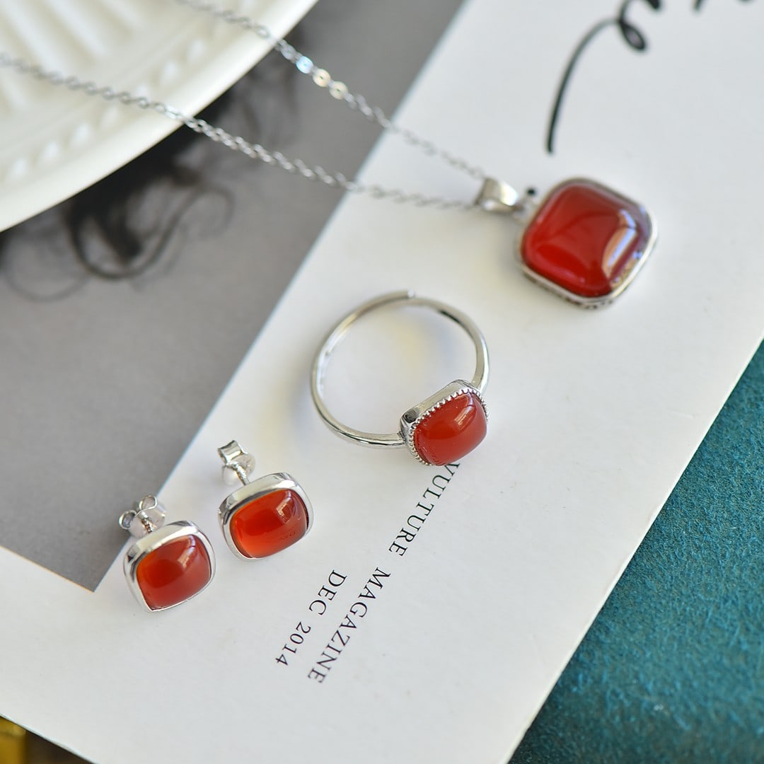 A Set of Fine Sterling Silver Inlaid Agate Jewelrys: A Set of Fine Sterling Silver Inlaid Agate Jewelrys 一套纯银镶玛瑙首饰