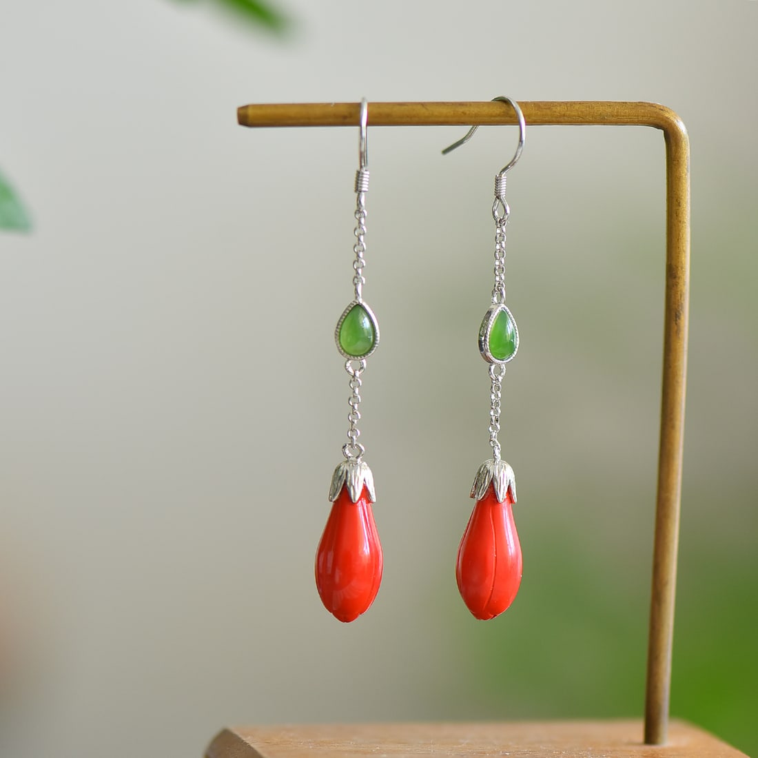 A Pair of Exquisite Sterling Silver Inlaid Cinnabar Earrings,Inlaid Jasper: A Pair of Exquisite Sterling Silver Inlaid Cinnabar Earrings,Inlaid Jasper,Size:8mmx18mm 寓意:繁花似锦 