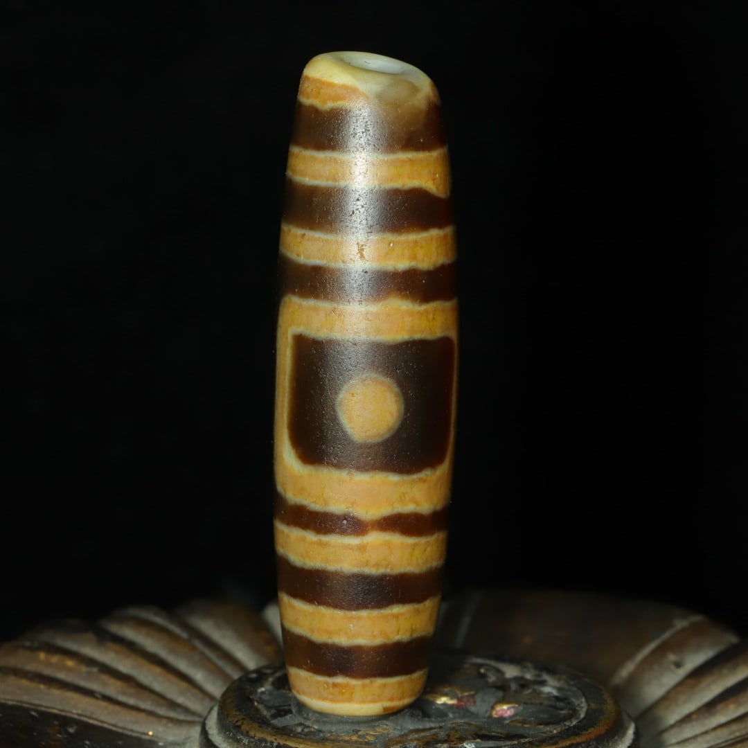 An Exquisite Three Eyes Dzi Bead Pendant: An Exquisite Three Eyes Dzi Bead Pendant，Size：51mmx14mm，Weight：17g 三眼天珠挂件