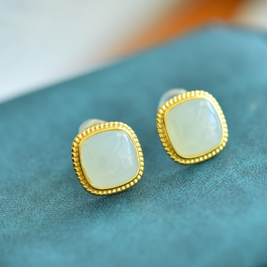 A Pair of Exquisite Sterling Silver-Gold Plated Inlaid White Jade Earrings: A Pair of Exquisite Sterling Silver-Gold Plated Inlaid White Jade Earrings,Size:7mmx7mm 一对纯银镀金镶白玉耳钉