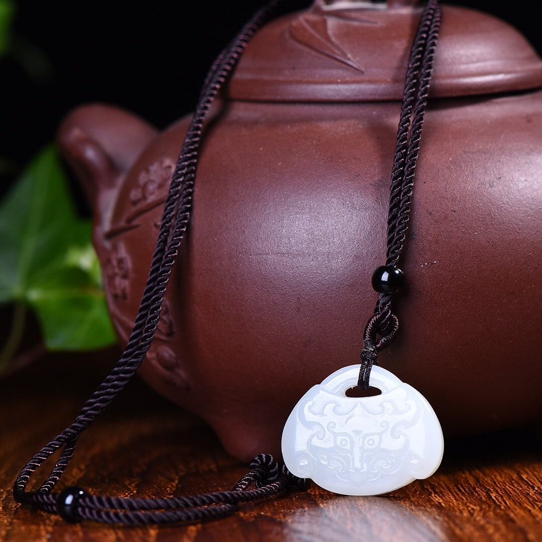 An Exquisite White Jade Beast-Face Pattern Pendant - 4