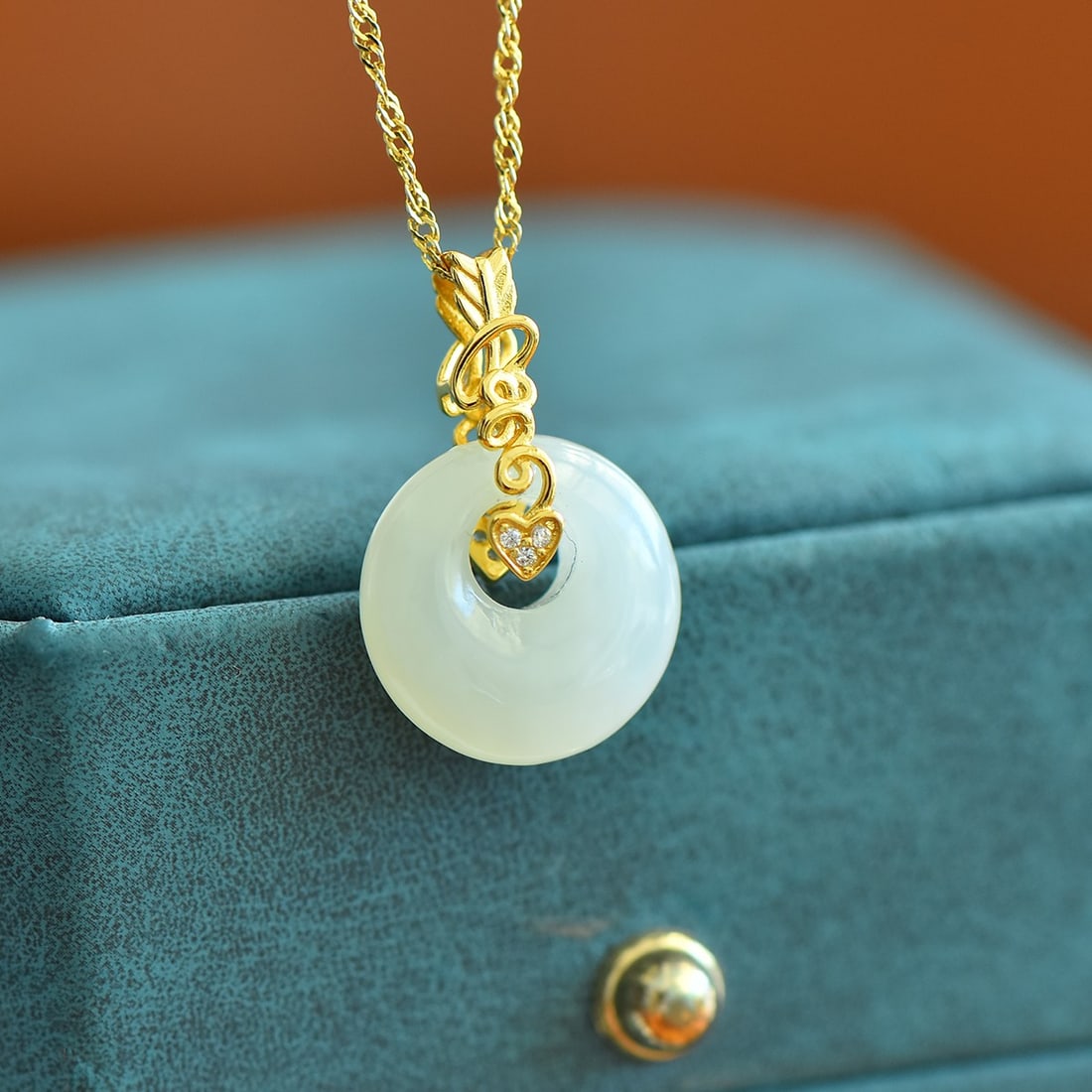 An Exquisite Sterling Silver-Gold Plated Inlaid White Jade Pendant: An Exquisite Sterling Silver-Gold Plated Inlaid White Jade Pendant,Size:15mmx15mm 纯银镀金镶白玉吊坠