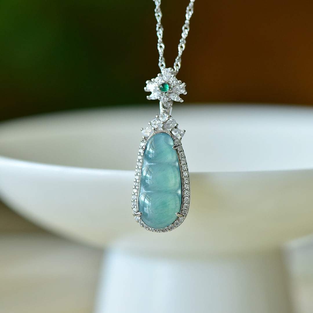 An Exquisite Sterling Silver-Gold Plated Inlaid Jadeite Pendant,Inlaid Diamond: An Exquisite Sterling Silver-Gold Plated Inlaid Jadeite Pendant,Inlaid Diamond,Size:10mmx22mm 纯银镀金镶翡翠吊坠,嵌钻石