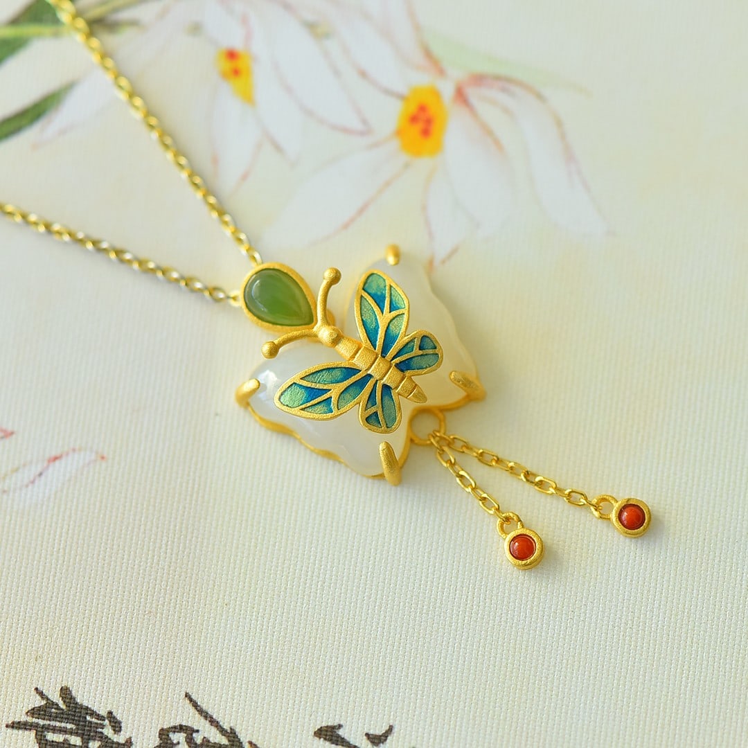 An Exquisite Sterling Silver-Gold Plated Inlaid White Jade Pendant: An Exquisite Sterling Silver-Gold Plated Inlaid White Jade Pendant 纯银镀金镶白玉吊坠