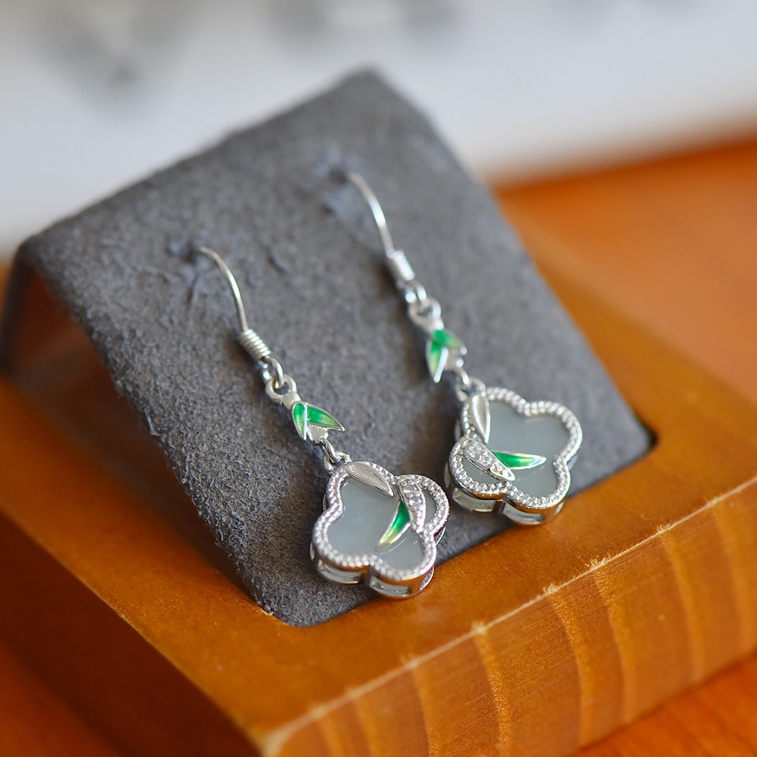 A Pair of Exquisite Sterling Silver Inlaid White Jade Enamel Earrings: A Pair of Exquisite Sterling Silver Inlaid White Jade Enamel Earrings,Size:10mmx10mm 一对纯银镶白玉珐琅耳环