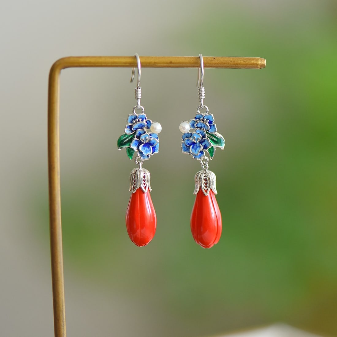 A Pair of Exquisite Sterling Silver Inlaid Cinnabar Earrings,Inlaid Pearls: A Pair of Exquisite Sterling Silver Inlaid Cinnabar Earrings,Inlaid Pearls,Size:8mmx18mm 寓意:兰桂齐芳,繁花似锦 