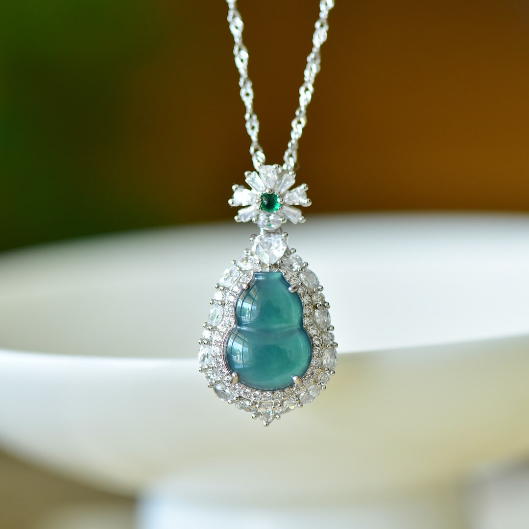 An Exquisite Sterling Silver-Gold Plated Inlaid Jadeite Gourd Pendant,Inlaid Diamond: An Exquisite Sterling Silver-Gold Plated Inlaid Jadeite Gourd Pendant,Inlaid Diamond,Size:12mmx15mm 