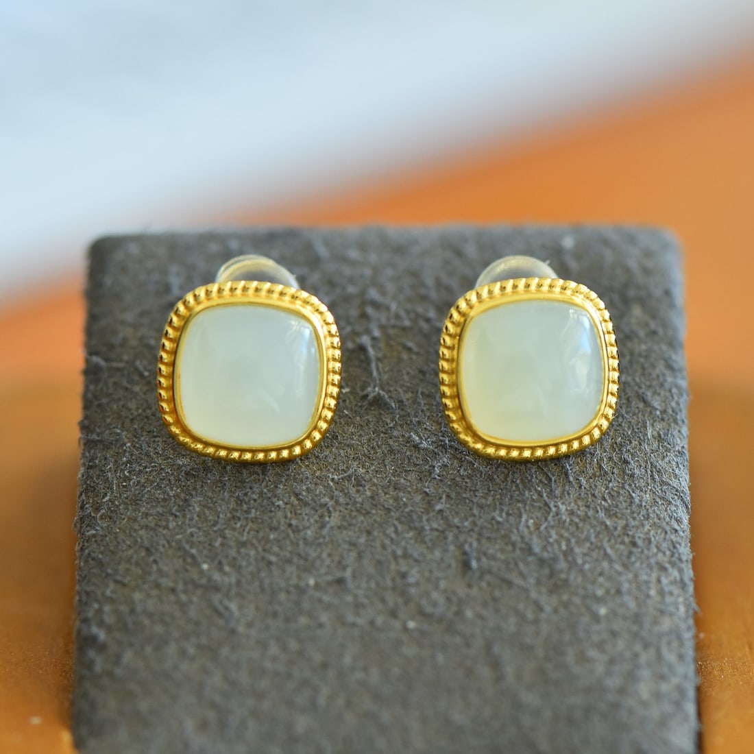 A Pair of Exquisite Sterling Silver-Gold Plated Inlaid White Jade Earrings: A Pair of Exquisite Sterling Silver-Gold Plated Inlaid White Jade Earrings,Size:8mmx8mm 一对纯银镀金镶白玉耳钉