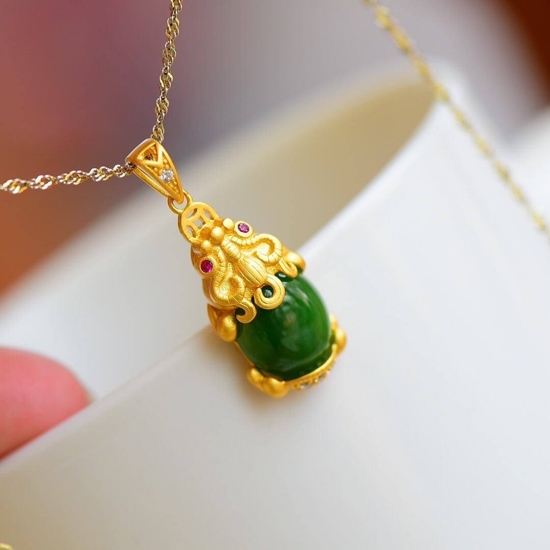 An Exquisite Sterling Silver-Gold Plated Inlaid Jasper Pendant: Sterling Silver-Gold Plated Inlaid Jasper Pendant , Size :10mmx12mm 纯银镀金镶碧玉吊坠,尺寸:10mmx12mm