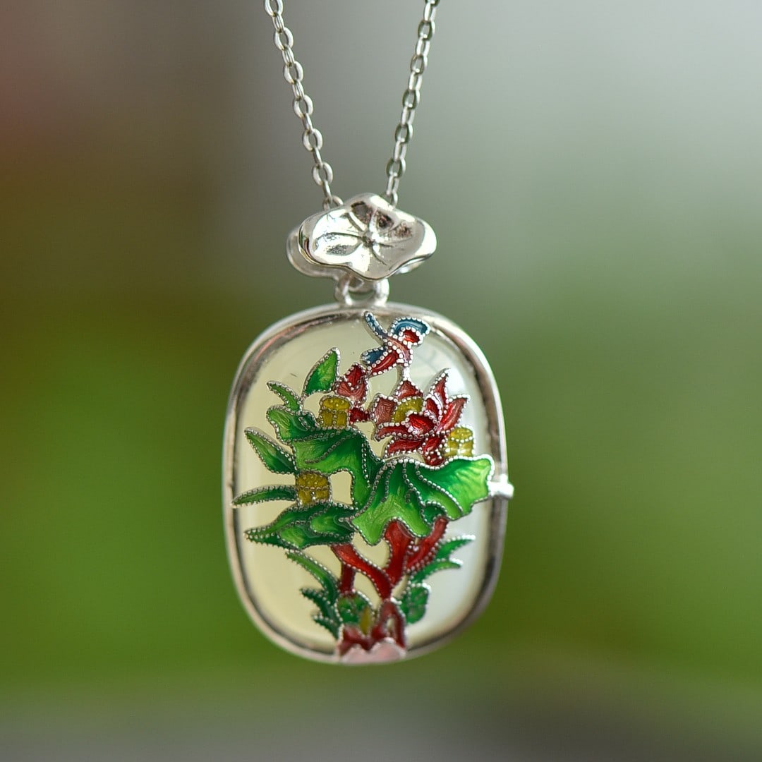 An Exquisite Sterling Silver Inlaid White Jade Enamel Pendant: An Exquisite Sterling Silver Inlaid White Jade Enamel Pendant,Size:16mmx22mm 纯银镶白玉珐琅吊坠