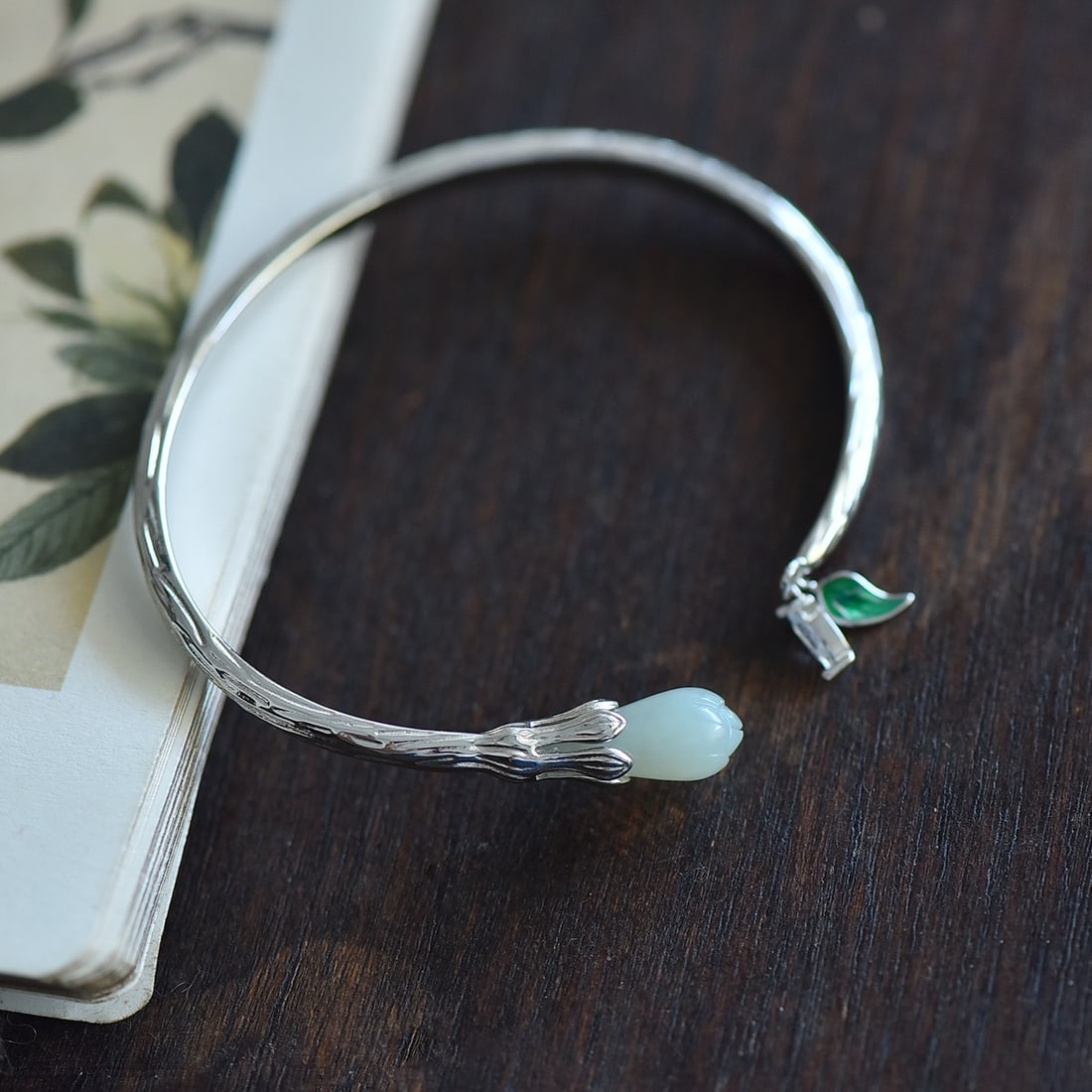 An Exquisite Sterling Silver Inlaid White Jade Enamel Bracelets: An Exquisite Sterling Silver Inlaid White Jade Enamel Bracelets,Size:9mmx21mm 纯银镶白玉珐琅手镯