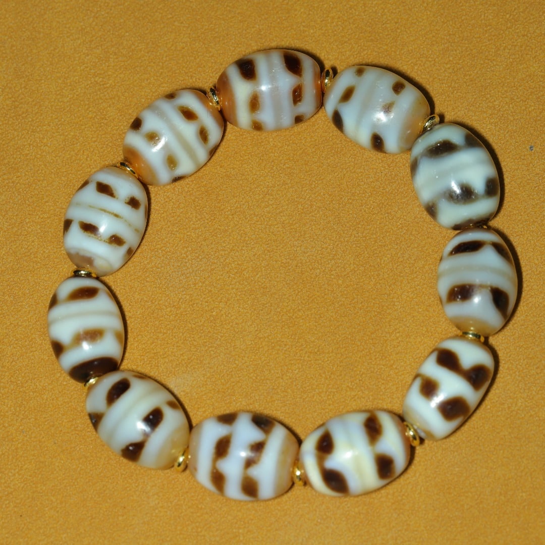 An Exquisite Dzi Bead Bracelets: An Exquisite Dzi Bead Bracelets，Size：18mmx14mm，Weight：53g 天珠手链