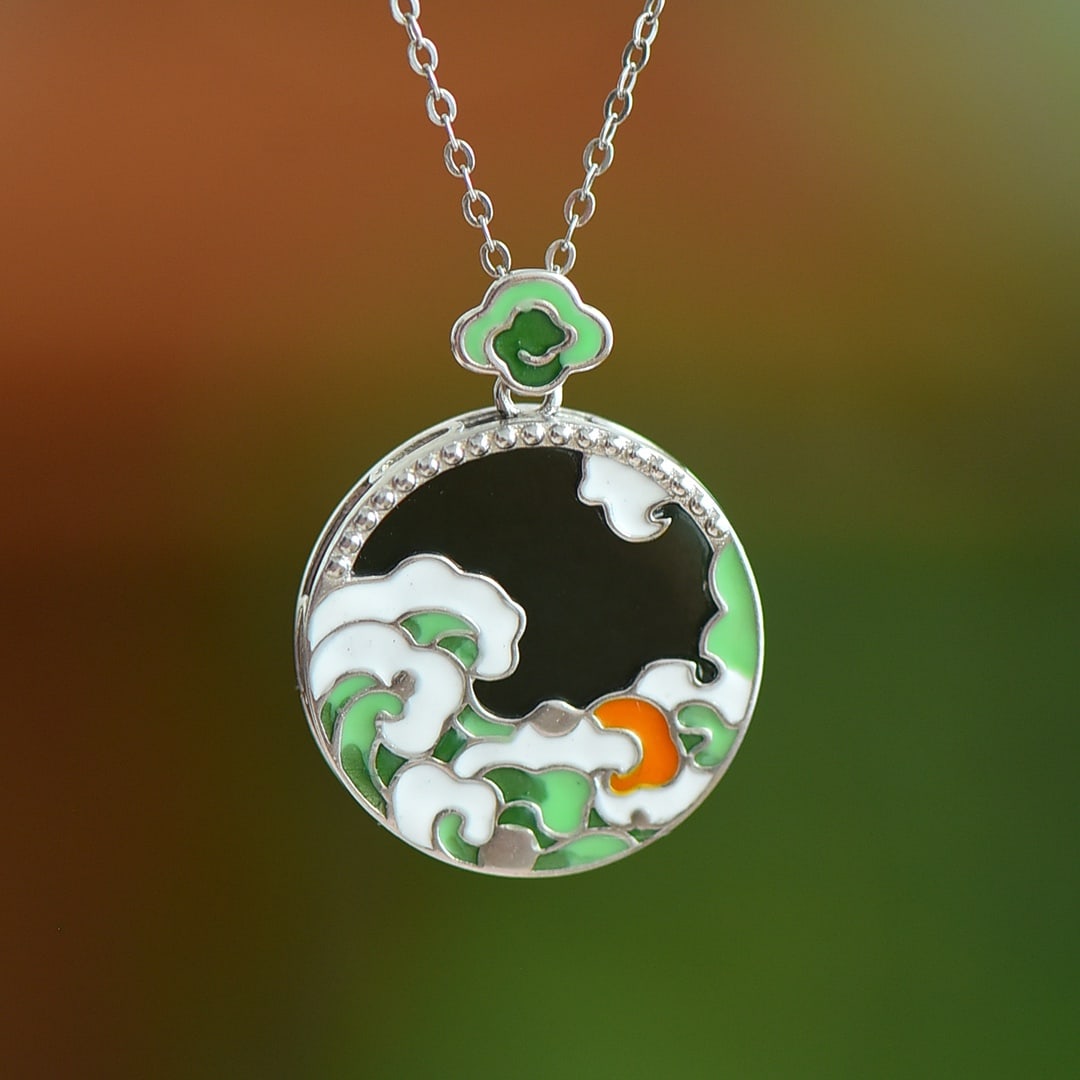 An Exquisite Sterling Silver Inlaid Black Jade Pendant: An Exquisite Sterling Silver Inlaid Black Jade Pendant, 纯银镶墨玉吊坠