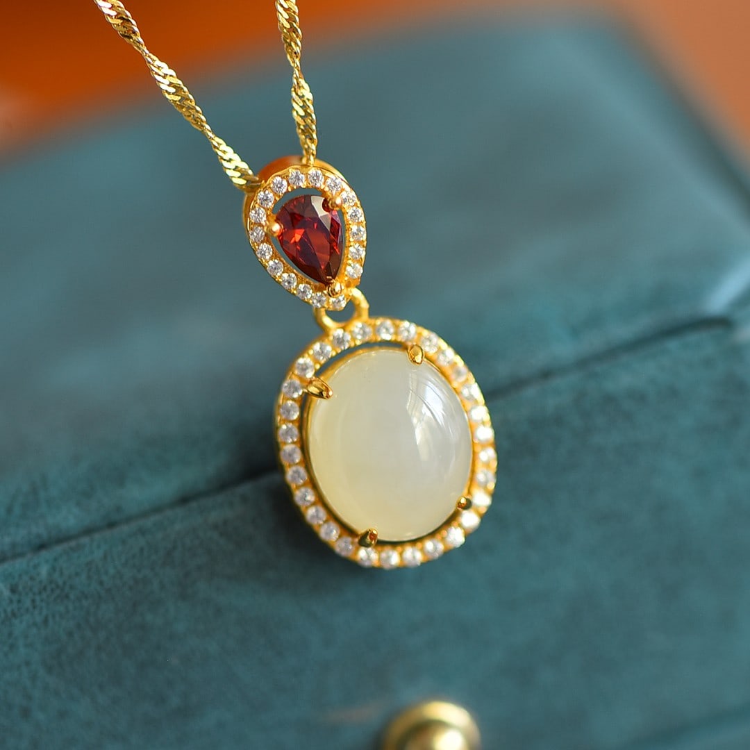 An Exquisite Sterling Silver-Gold Plated Inlaid White Jade Pendant,Inlaid Diamonds: An Exquisite Sterling Silver-Gold Plated Inlaid White Jade Pendant,Inlaid Diamonds,Size:10mmx12mm 纯银镀金镶白玉吊坠,嵌钻石