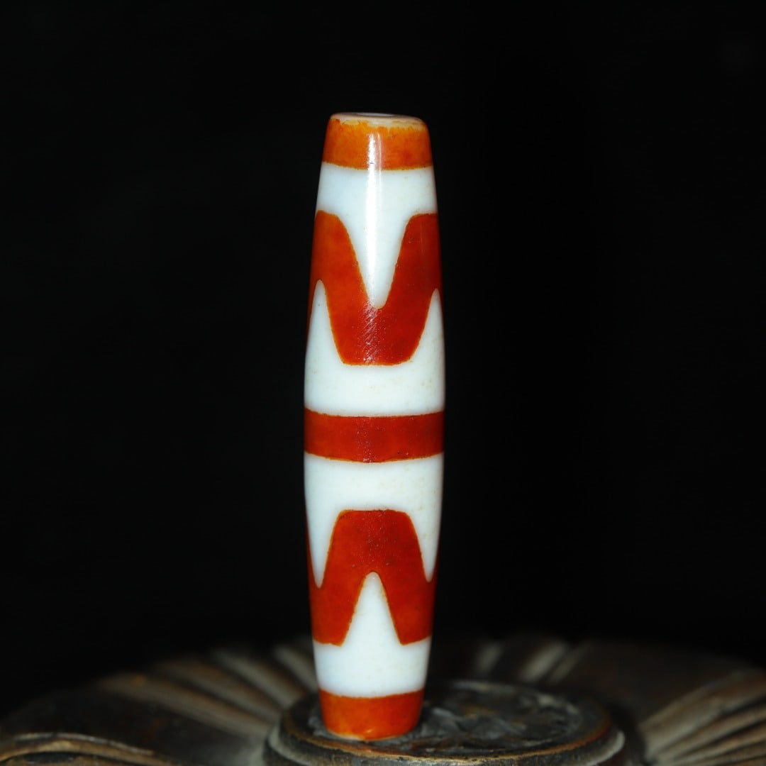 An Exquisite Dzi Bead Pendant: An Exquisite Dzi Bead Pendant，Size：58mmx13mm，Weight：16g 天珠挂件