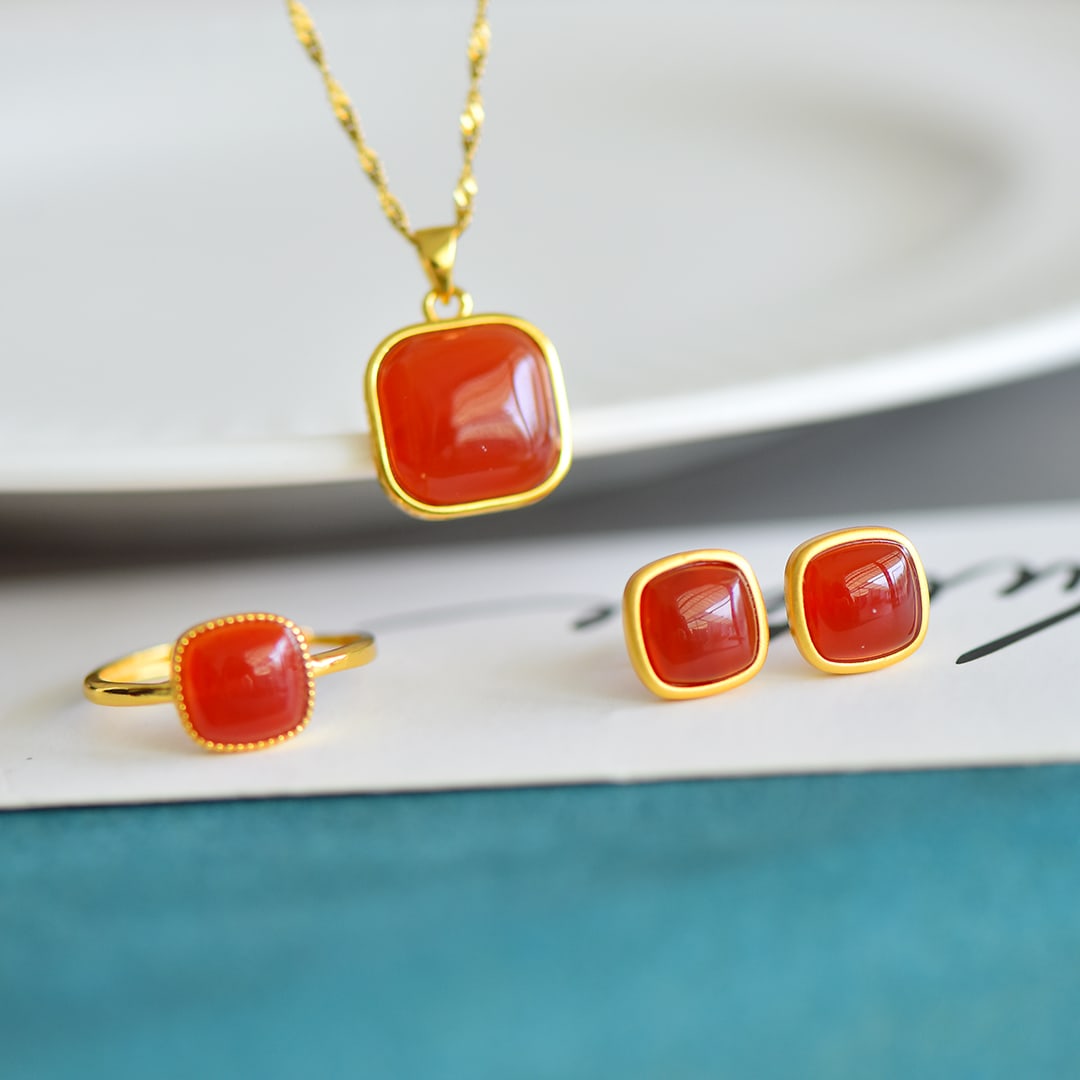 A Set of Fine Sterling Silver-Gold Plated Inlaid Agate Jewelrys: A Set of Fine Sterling Silver-Gold Plated Inlaid Agate Jewelrys 一套纯银镀金镶玛瑙首饰