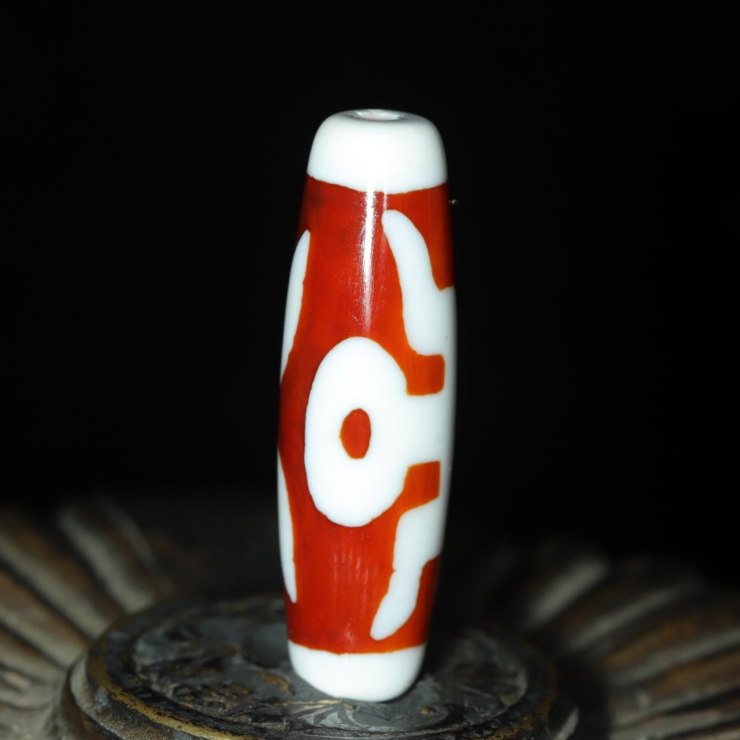 An Exquisite Dzi Bead Pendant: An Exquisite Dzi Bead Pendant，Size：38mmx11mm，Weight：8g 天珠挂件