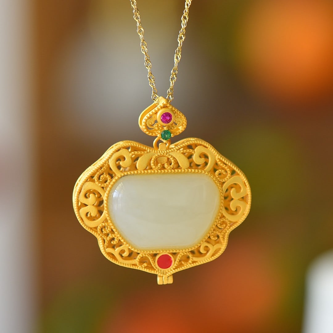 An Exquisite Sterling Silver-Gold Plated Inlaid White Jade Pendant: An Exquisite Sterling Silver-Gold Plated Inlaid White Jade Pendant,Size:16mmx24mm 纯银镀金镶白玉吊坠
