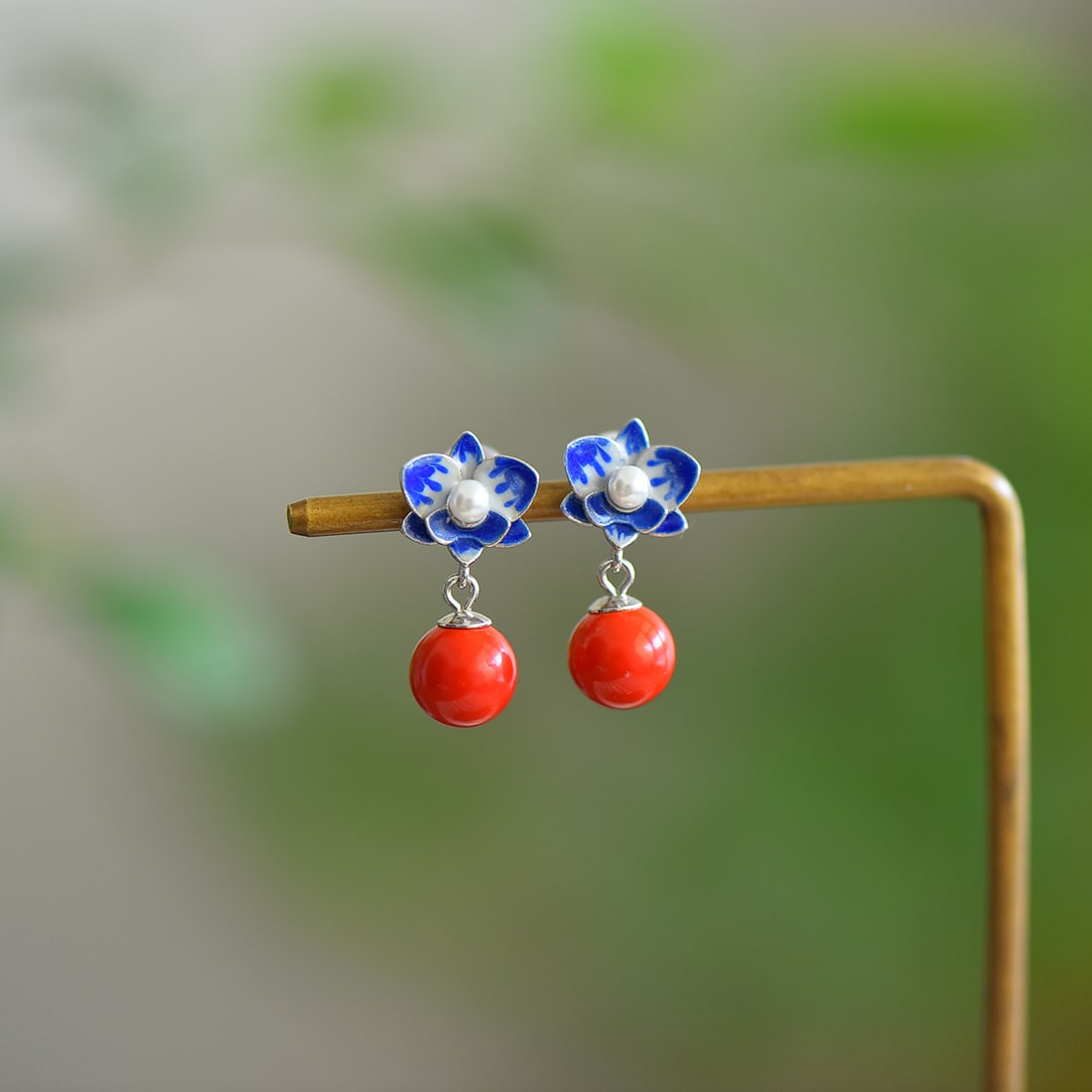 A Pair of Exquisite Sterling Silver Inlaid Cinnabar Earrings,Inlaid Pearls: A Pair of Exquisite Sterling Silver Inlaid Cinnabar Earrings,Inlaid Pearls,Size:8mmx8mm 寓意:繁花似锦,兰桂齐芳 