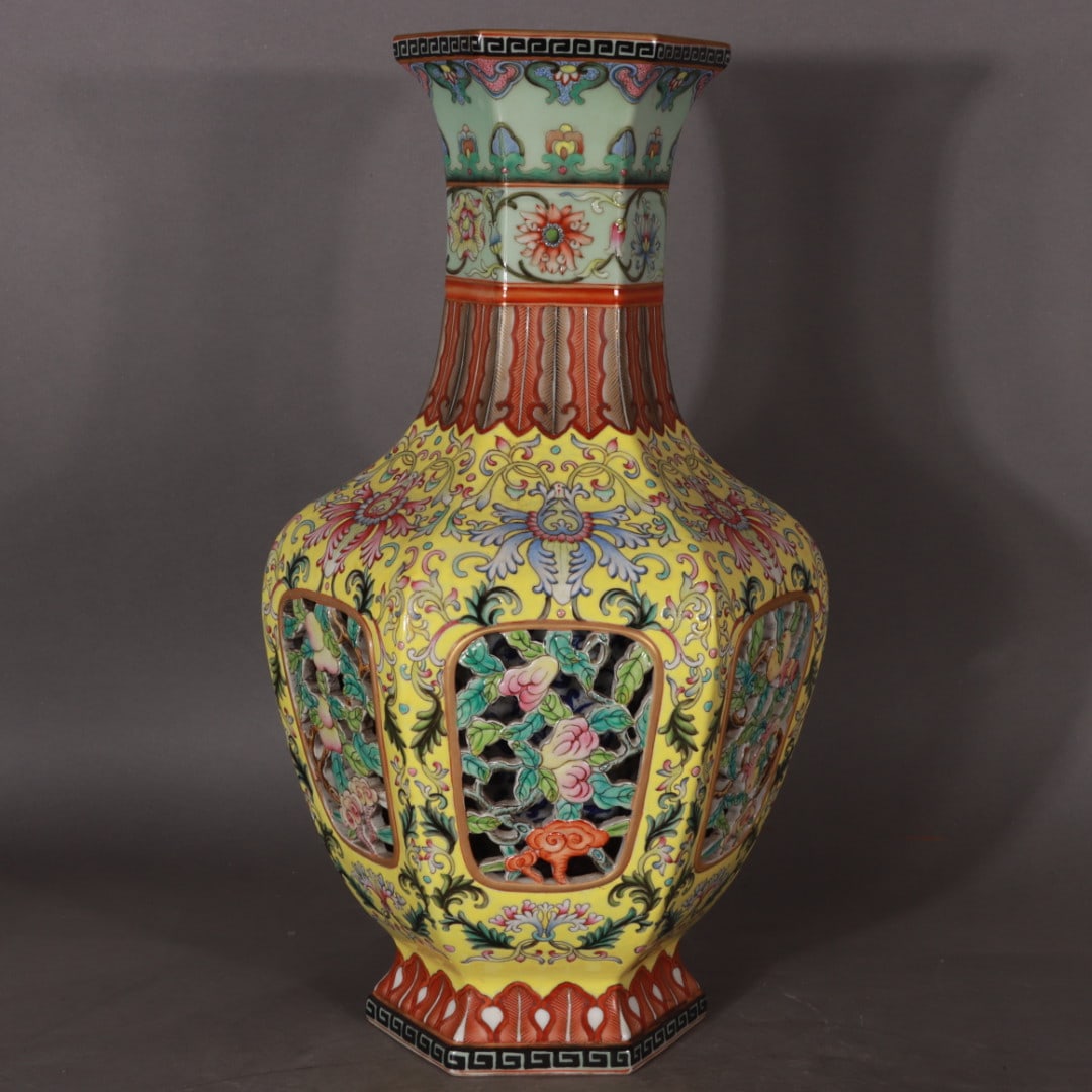 A Exquisite Enamel Painted Gold Flower and Fruit Pattern Vase: A Exquisite Enamel Painted Gold Flower and Fruit Pattern Vase,Qing Dynasty, China,Qianlong Four-character Mark,Size:40cmx11cmx24cmx14cm ??????????,????,?????