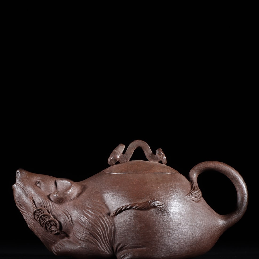 A Exquisite Purple Sands Rat-Shaped Teapot: A Exquisite Purple Sands Rat-Shaped Teapot,Qing Dynasty, China,With Mark,Size:7.2cmx13.6cm ?????,????,??