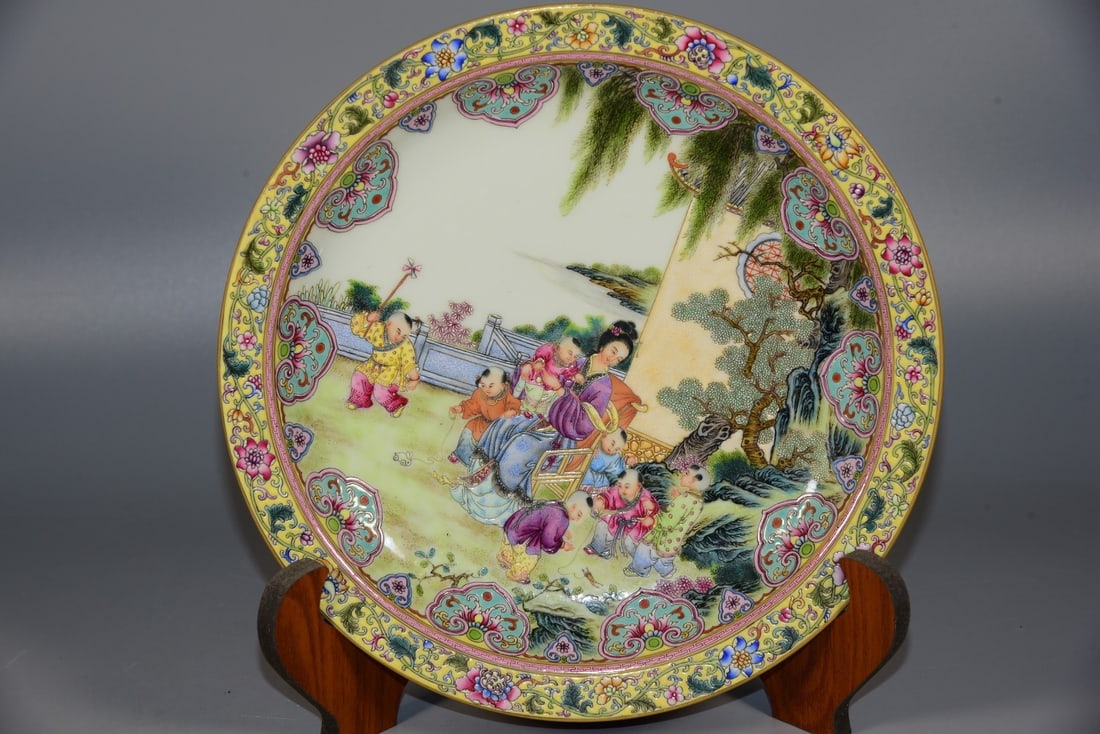 A Exquisite Enamel Yellow Ground Character and Story Pattern Plate: A Exquisite Enamel Yellow Ground Character and Story Pattern Plate,Qing Dynasty, China,Jiaqing Six-character Mark,Size:4.2cmx25cmx16cm ????????????,????,?????