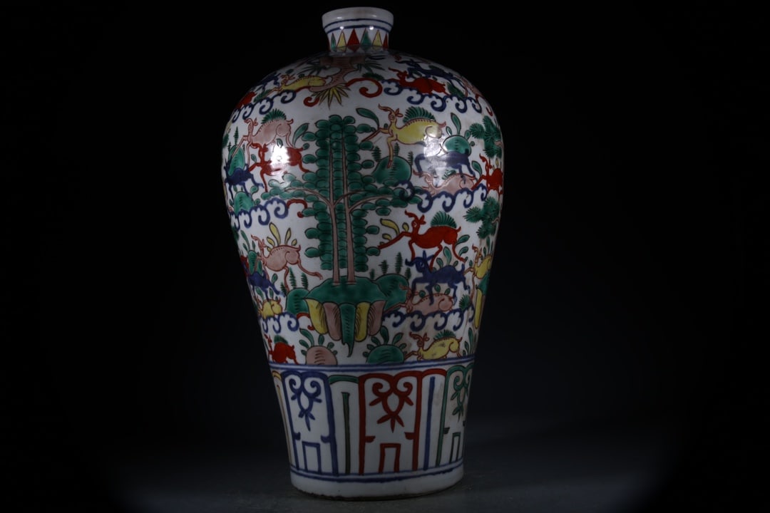 Doucai Deer Pattern Vase: Doucai Deer Pattern Vase,Ming Dynasty, China,Size:44cmx6.5cm ???????,????