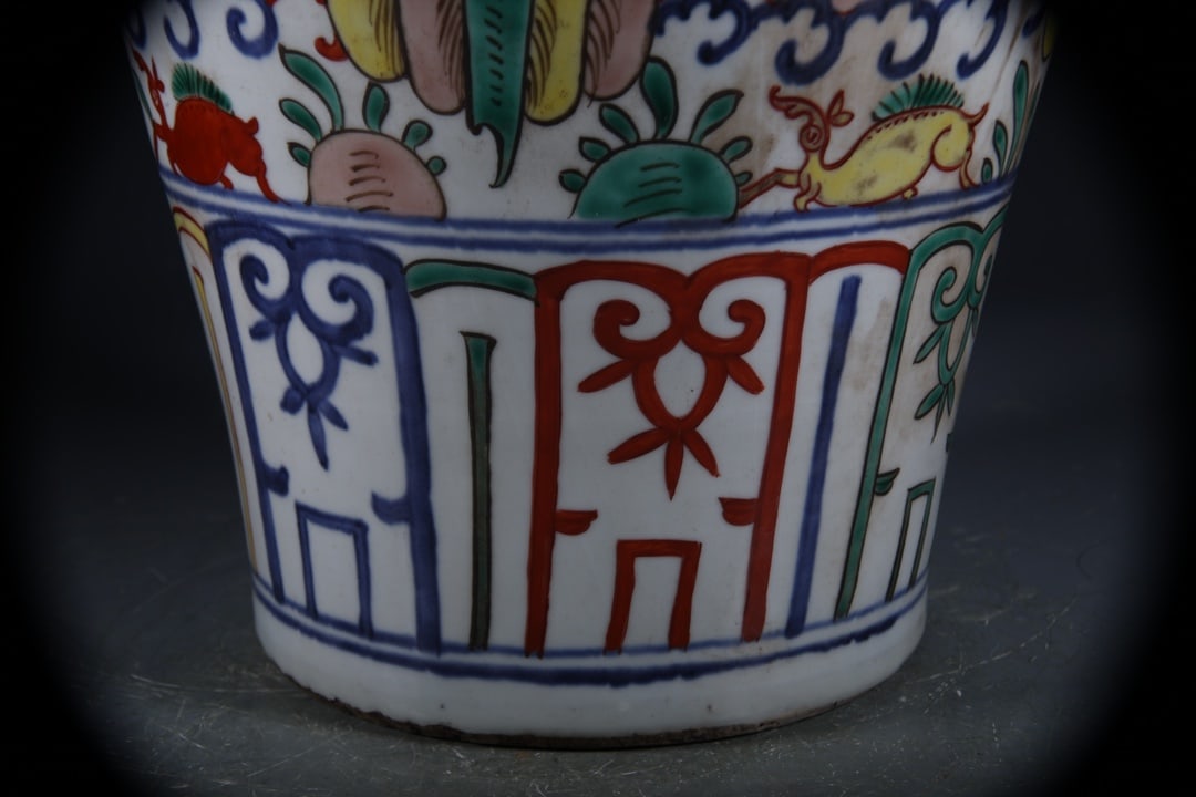 Doucai Deer Pattern Vase - 4