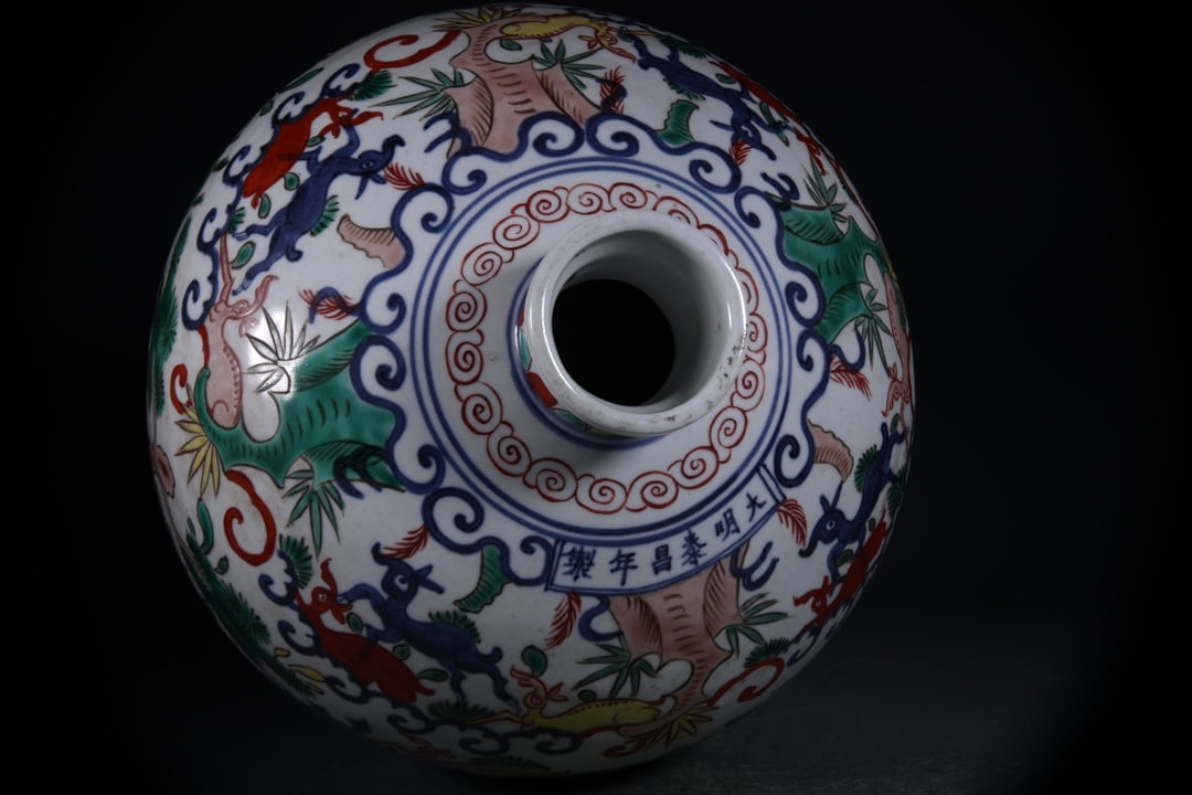 Doucai Deer Pattern Vase - 7