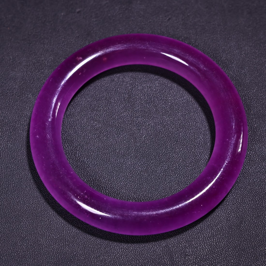 A Exquisite Violet Jadeite Bracelets: A Exquisite Violet Jadeite Bracelets,Qing Dynasty,China,Size:6.0cm,Weight:90g ???????,????