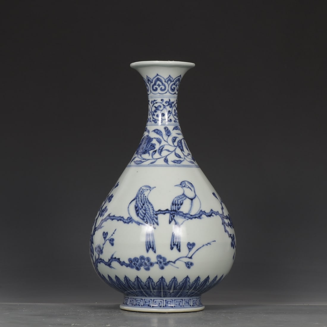 A Exquisite Blue and White Flower and Bird Pattern Vase: A Exquisite Blue and White Flower and Bird Pattern Vase,Ming Dynasty, China,Size:28.2cmx7.3cmx16.5cm ???????,????
