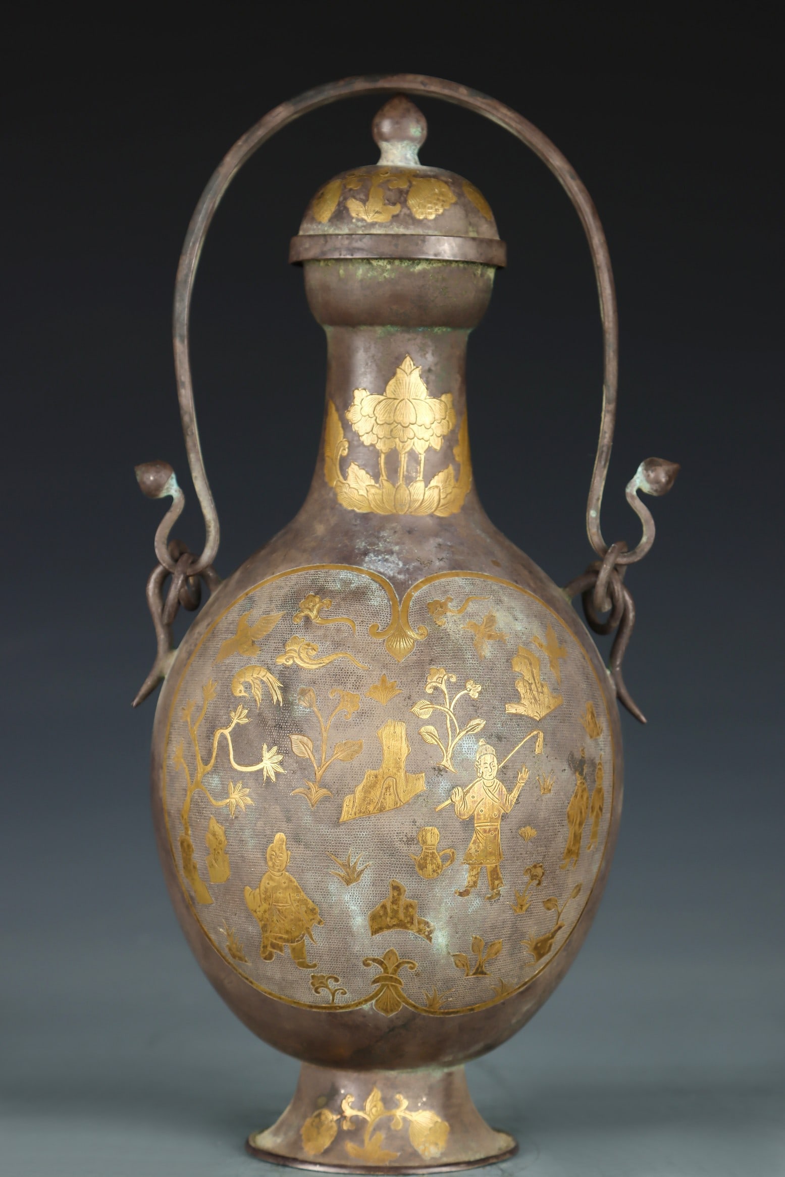 A Exquisite Gilt Silver Figures Pattern Ewer: A Exquisite Gilt Silver Figures Pattern Ewer,Tang Dynasty, China,Size:28cmx12cm,Weight:665g ????????,?????