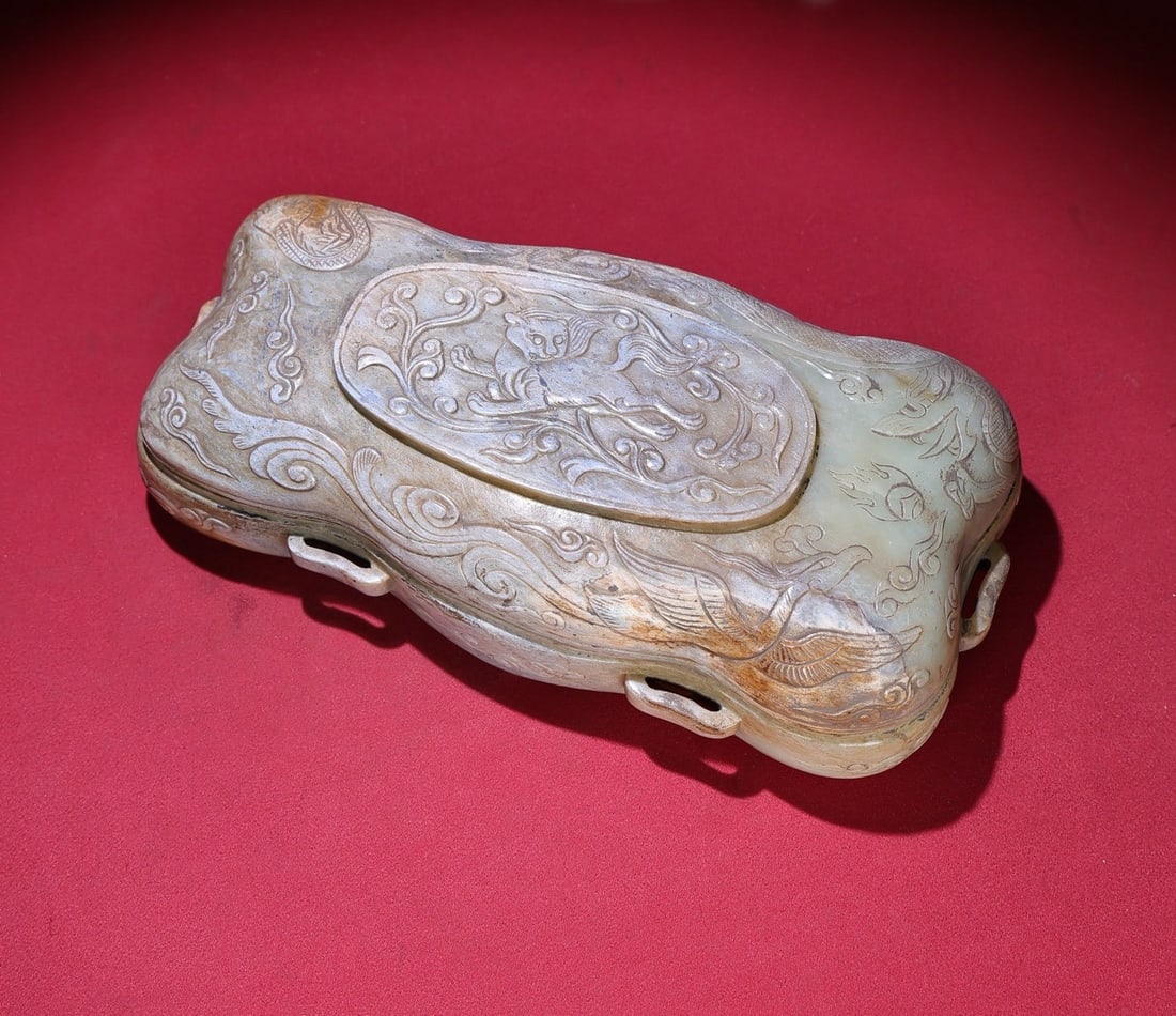 A Exquisite Hetian Jade Tiger Pattern Rouge Box: A Exquisite Hetian Jade Tiger Pattern Rouge Box,Han Dynasty, China,Size:21cmx10.5cmx5.6cm,Weight:991g ????????,????