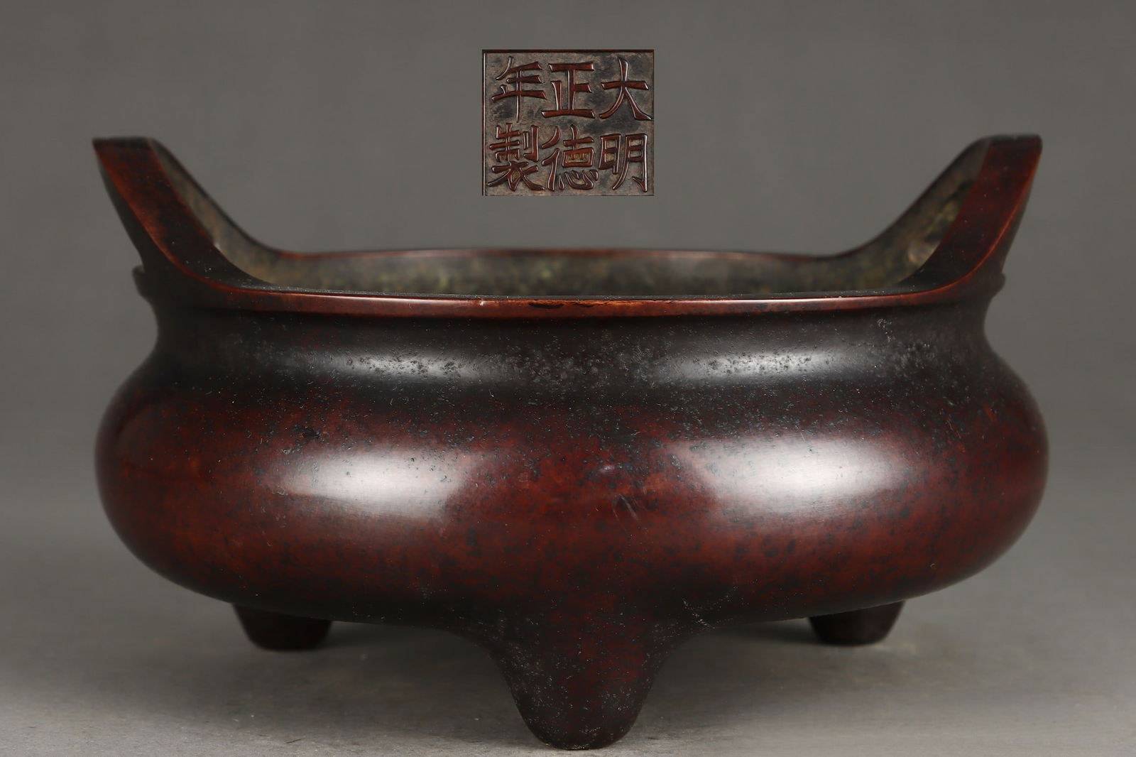 A Exquisite Gilt Bronze Double-Ears Censer: A Exquisite Gilt Bronze Double-Ears Censer,Ming Dynasty, China,Zhengde Six-character Mark,Size:10.6cmx17cmx19cmx18.5cm,Weight:3350g ????,????,?????