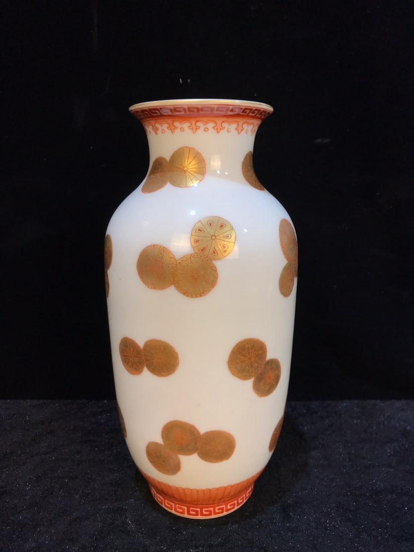 A Exquisite Famille-Rose Flower-Pattern Vase: A Exquisite Famille-Rose Flower-Pattern Vase,Qing Dynasty, China,Yongzheng Four-character Mark,Size:22cmx7.2cmx6.3cm ?????????,????,??????