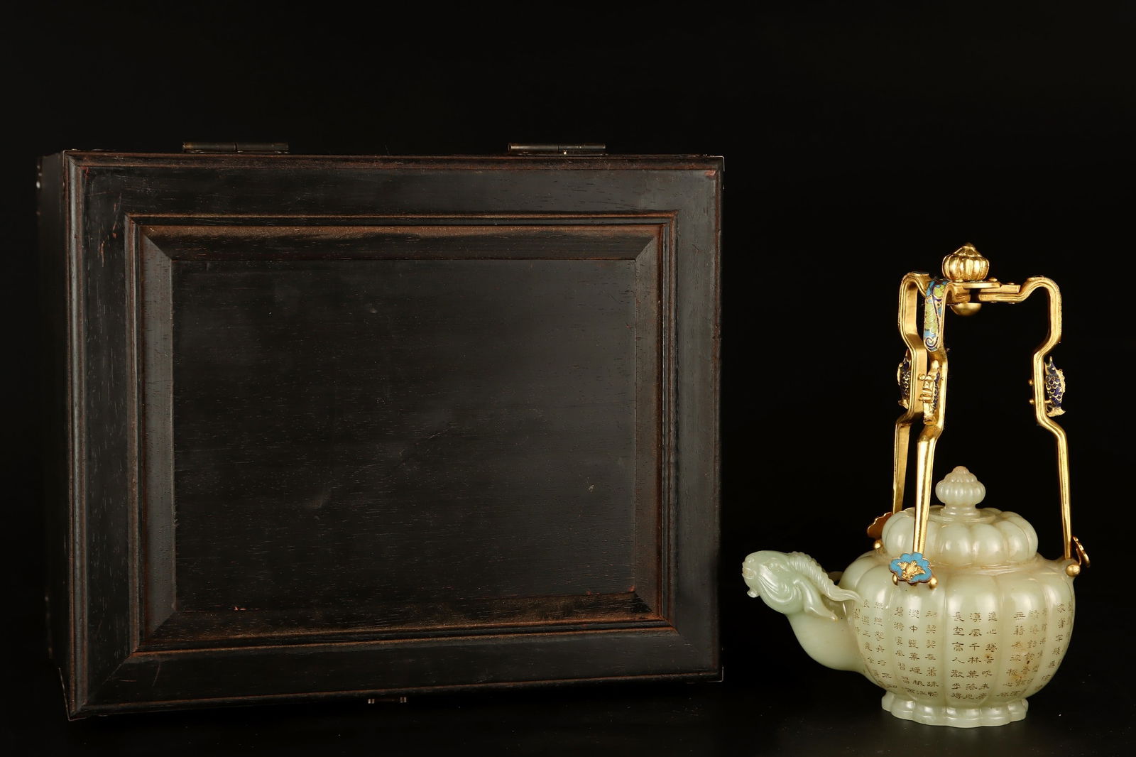 A Exquisite Gilt Bronze Jade-Inlaid Sheep-Head Ewer: A Exquisite Gilt Bronze Jade-Inlaid Sheep-Head Ewer,Qing Dynasty, China,Qianlong Four-character Mark,Size:24.5cmx17cm,Weight:832g ?????????,????,?????