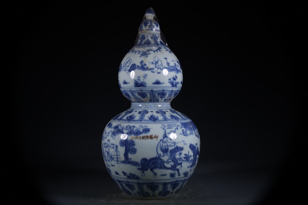 Blue and White Figures Pattern Gourd Vase: Blue and White Figures Pattern Gourd Vase,Ming Dynasty, China,With Mark,Size:36cm ?????????,????,??