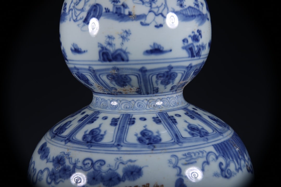 Blue and White Figures Pattern Gourd Vase - 3