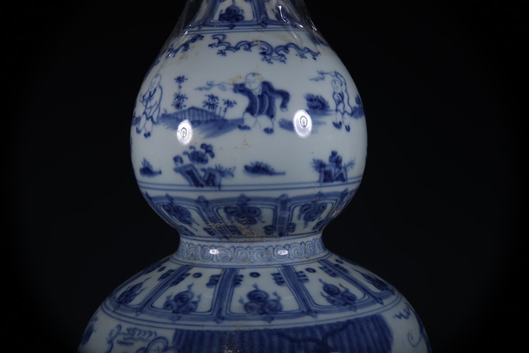 Blue and White Figures Pattern Gourd Vase - 5
