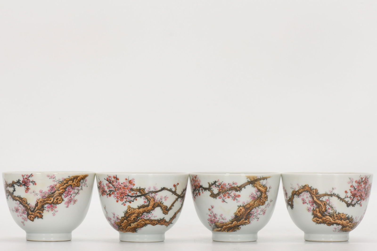 A Set of Exquisite Famille-Rose Flower-Pattern Cup: A Set of Exquisite Famille-Rose Flower-Pattern Cup,Qing Dynasty, China,Yongzheng Four-character Mark,Size:5.5cmx7.7cmx3.8cm ??????????,????,??????