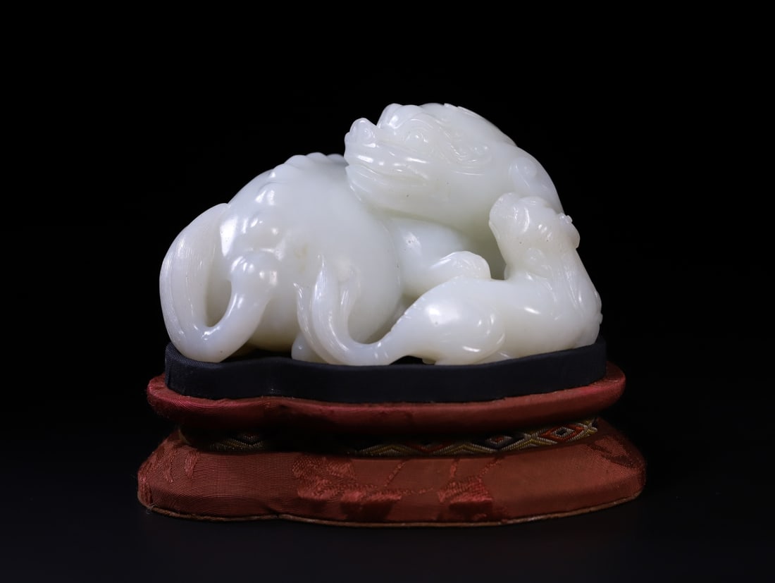 A Exquisite Hotan Jade Lion Ornament: A Exquisite Hotan Jade Lion Ornament,Qing Dynasty, China,Size:9.2cmx8.9cmx5.6cm,Weight:494.4g ??????,????