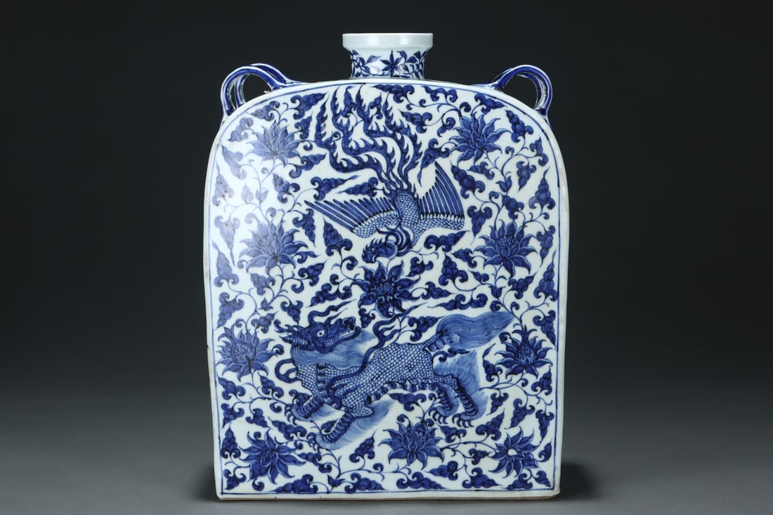 A Exquisite Blue and White Kylin Pattern Ewer: A Exquisite Blue and White Kylin Pattern Ewer,Yuan Dynasty, China,Size:37.5cmx28cm ???????,????