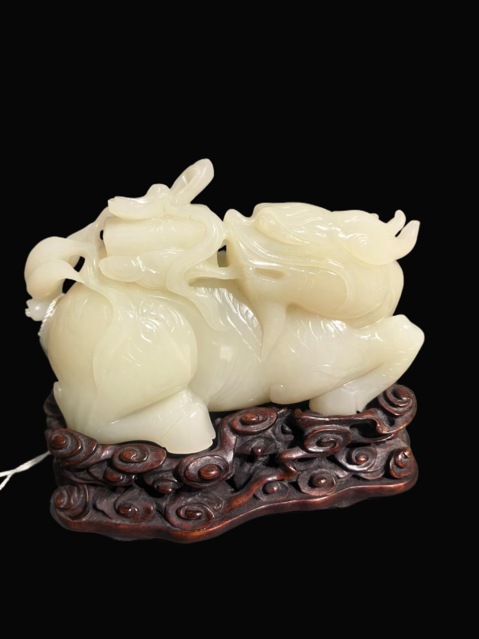 A Exquisite Hotan Jade Lion Ornament: A Exquisite Hotan Jade Lion Ornament,Qing Dynasty, China,Size:13cmx5cmx8.5cm,Weight:800g ????????,????