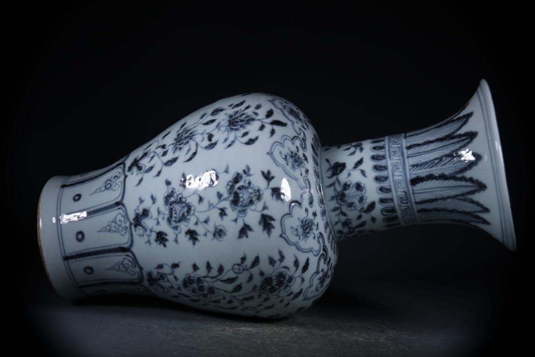 Blue and White Flower Pattern Vase - 7