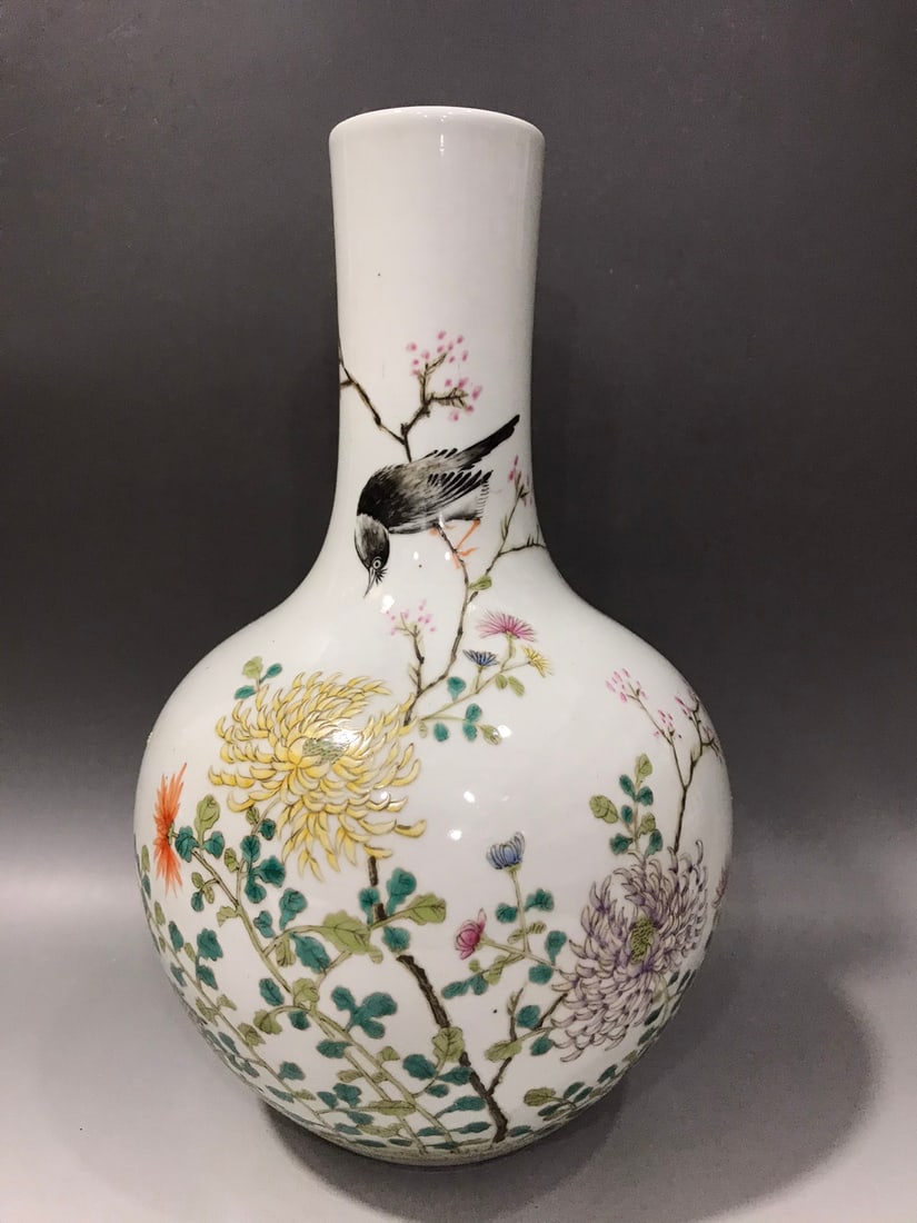 A Exquisite Famille-Rose Flower and Bird Pattern Vase: A Exquisite Famille-Rose Flower and Bird Pattern Vase,Qing Dynasty, China,Qianlong Four-character Mark,Size:33.5cm ??????,????,?????