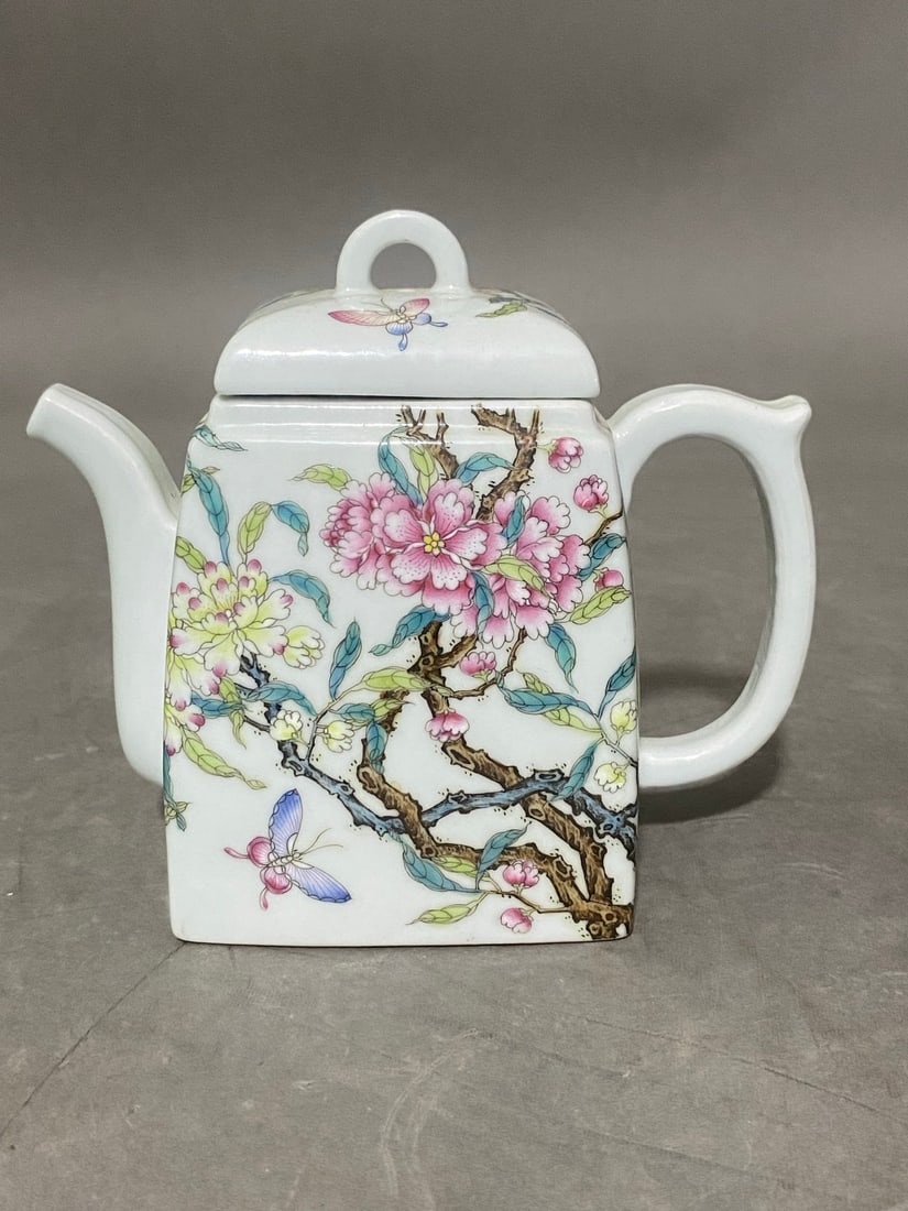 A Exquisite Famille-Rose Flower Pattern Ewer: A Exquisite Famille-Rose Flower Pattern Ewer,Qing Dynasty, China,Jiaqing Six-character Mark,Size:12cmx6cmx14cm ???????,????,?????