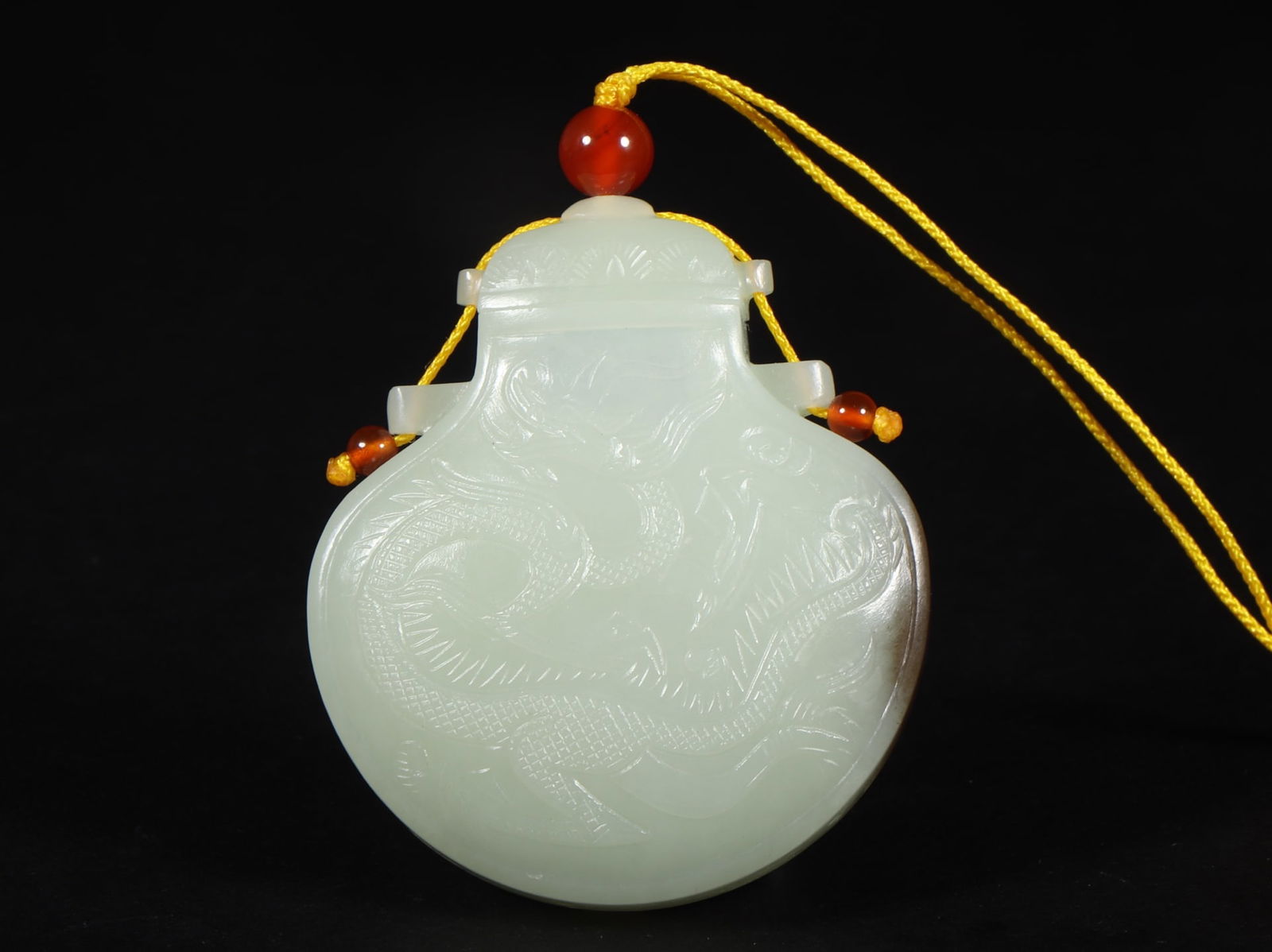 A Exquisite Hetian Jade Dragon Pattern Incense Pouch: A Exquisite Hetian Jade Dragon Pattern Incense Pouch,Qing Dynasty,China,Size:6.1cmx5.3cmx2cm,Weight:50g ???????,????